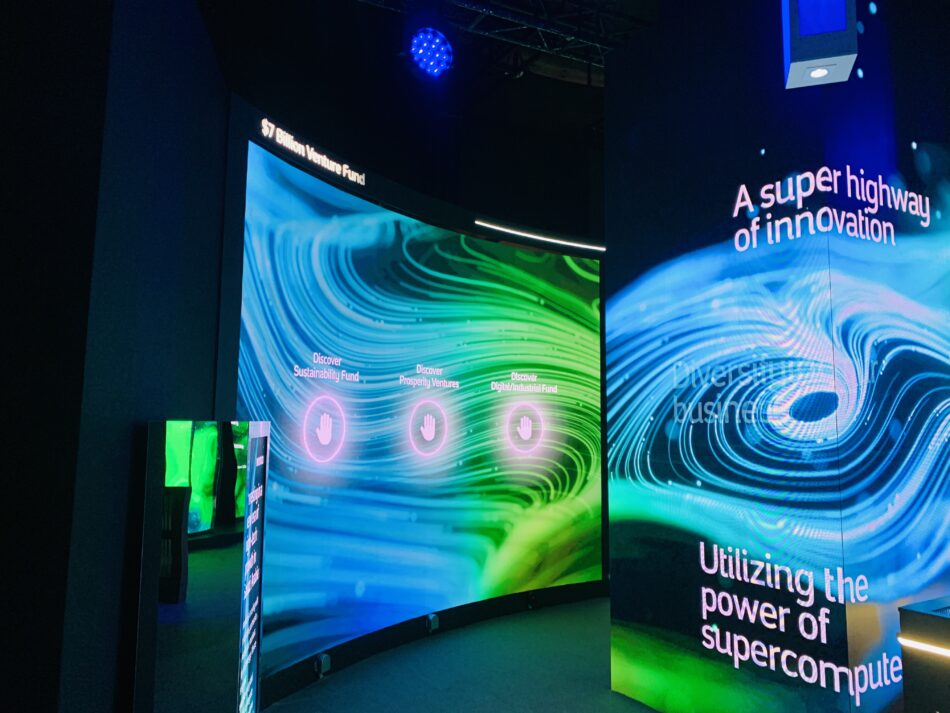 CURVED INTERACTIVE LED SCREEN